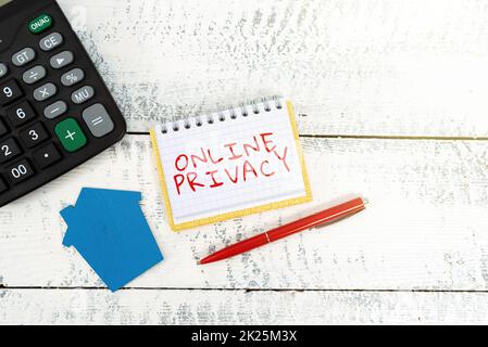 Firma scritta a mano Privacy online. Foto concettuale livello di sicurezza dei dati personali pubblicati via Internet preparazione piani Casa, idee di investimento Casa, calcolare il costo di alloggio Foto Stock