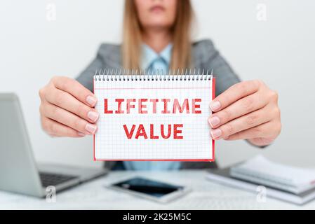 Valore durata visualizzazione concettuale. Concetto che significa valore del cliente nel corso della vita del consulente finanziario di affari che dà le punte di risparmio di soldi, imprenditore che discute le trattative Foto Stock