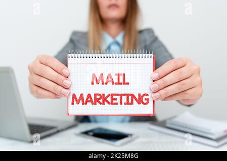 Testo che mostra Inspiration Mail Marketing. Foto concettuale atto di inviare un messaggio commerciale Broadcast senso Consulente finanziario dare soldi risparmio Suggerimenti, imprenditore discutere di offerte Foto Stock