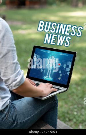 Didascalia di testo Presentazione di Business News. Foto concettuale Avviso commerciale relazione commerciale aggiornamento del mercato Corporate Insight Woman Typing on laptop sitting outside View Working from Home. Foto Stock