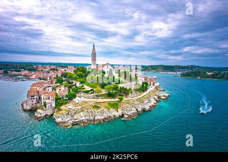 Lungomare di Rovigno. Città di Rovigno storica penisola vista aerea, famosa destinazione turistica Foto Stock