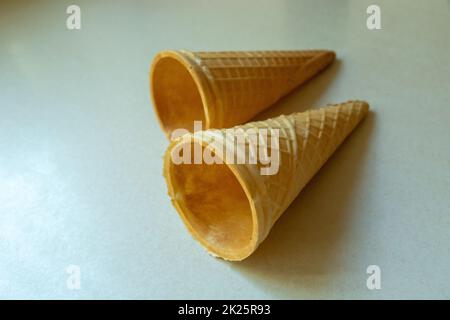 Due stampi per waffle vuoti per gelato Foto Stock