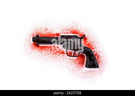 Vecchia pistola revolver nera a sangue rosso su sfondo bianco Foto Stock