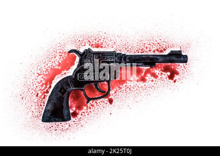 Vecchia pistola revolver nera a sangue rosso su sfondo bianco Foto Stock