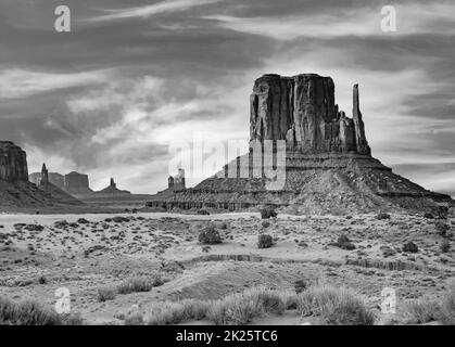 Camel Butte è un gigante di formazione di arenaria nella Monument Valley Foto Stock