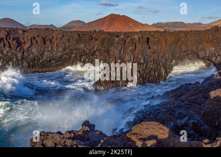 Los Hervideros, costa con onde enormi a Lanzarote Foto Stock