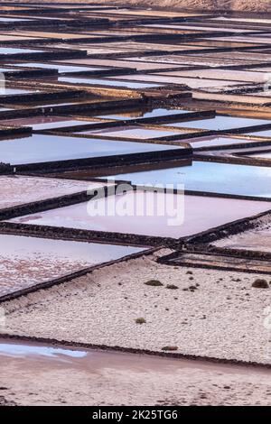 Raffineria di sale, soluzione salina da Janubio, Lanzarote, Spagna Foto Stock