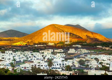 alba a Uga con vista sui vulcani spenti Foto Stock