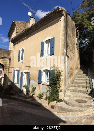 Vista panoramica del villaggio di Jouques nel sud della Francia Foto Stock