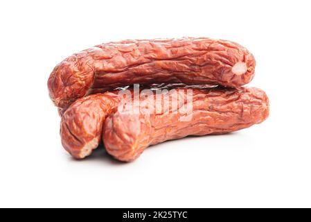Salsicce di maiale affumicate su sfondo bianco. Foto Stock
