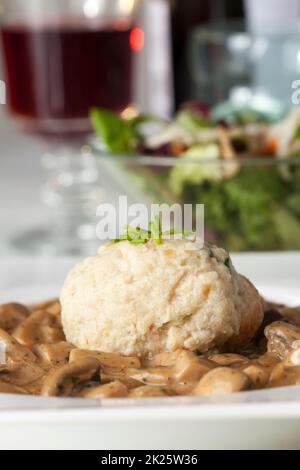 Canederlo di pane con salsa di funghi Foto Stock