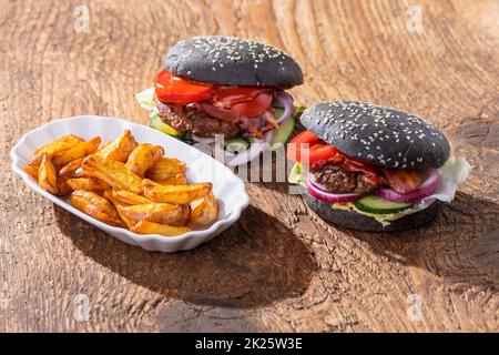 Primo piano della hamburger nero su legno Foto Stock
