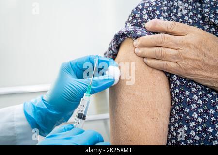 Anziana anziana anziana asiatica che riceve il vaccino per il coronavirus 19 o il vaccino per il coronavirus da parte del medico effettua l'iniezione. Foto Stock