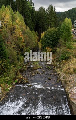 Il fiume UPA nella Repubblica Ceca e un affluente sinistro del fiume Elba. Vicino alla piccola città Pec pod Snezkou. Foto Stock