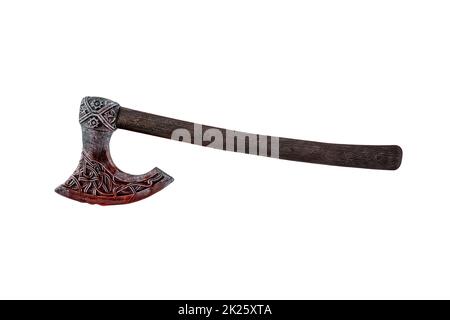 Ascia medievale in sangue rosso isolato su sfondo bianco con sentiero di taglio Foto Stock