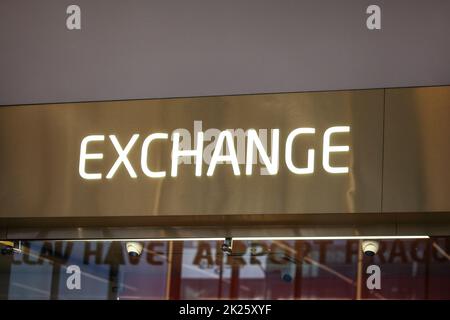 Lo scambio di denaro desk presso la sala partenze (Vaclav Havel, aeroporto Praga, scrittura visibile al di sotto). Dettagli sul testo al neon. Foto Stock