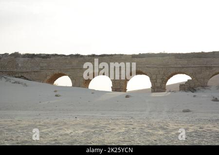 Un vecchio acquedotto di alto livello. I resti dell'acquedotto erodiano vicino all'antica città di Cesarea, Israele. Foto Stock