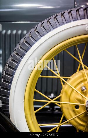 Ruota di scorta su una classica auto retrò Foto Stock