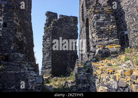 Vista sulle rovine del castello di Hazmburk Foto Stock