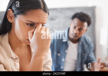 Divorzio, stress e lotta di coppia su un letto, rumore e conflitto con l'uomo e la donna tossici. Problema di rapporto interrazziale con il giovane marito e la moglie dentro Foto Stock