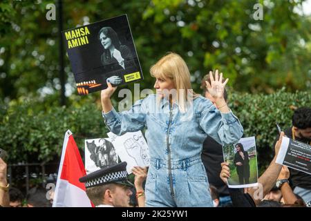 Londra, Inghilterra, Regno Unito. 22nd Set, 2022. I manifestanti fanno una manifestazione fuori dall'ambasciata iraniana a Londra per Mahsa Amini, che è stato ucciso dalla polizia morale in Iran. (Credit Image: © Tayfun Salci/ZUMA Press Wire) Foto Stock