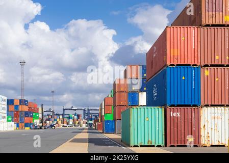 Contenitori per spedizioni impilati in attesa di distribuzione dal Porto di Felixstowe Container Port Felixstowe Port Felixstowe Suffolk Inghilterra UK GB Europe Foto Stock