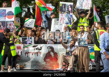 Londra, Inghilterra, Regno Unito. 22nd Set, 2022. I manifestanti fanno una manifestazione fuori dall'ambasciata iraniana a Londra per Mahsa Amini, che è stato ucciso dalla polizia morale in Iran. (Credit Image: © Tayfun Salci/ZUMA Press Wire) Foto Stock