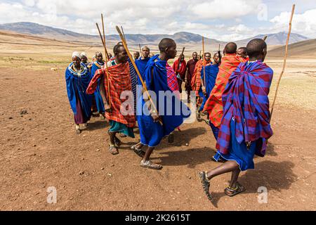 Ngorongoro Conservation Area, Tanzania - 7 novembre 2017: Il popolo masai in un villaggio tradizionale. Tribesmen ballare con i turisti Foto Stock