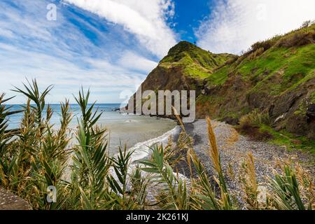 Vista idilliaca della spiaggia di Maiata sull'isola di Madeira Foto Stock