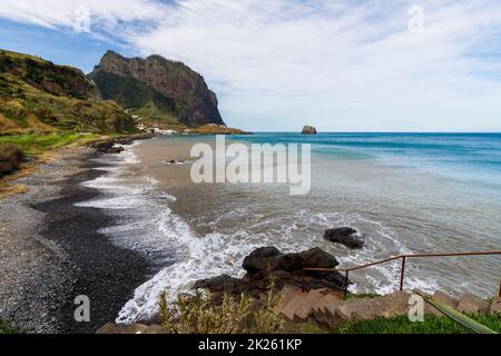 Vista idilliaca della spiaggia di Maiata sull'isola di Madeira Foto Stock