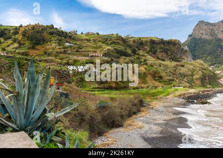 Vista idilliaca della spiaggia di Maiata sull'isola di Madeira Foto Stock