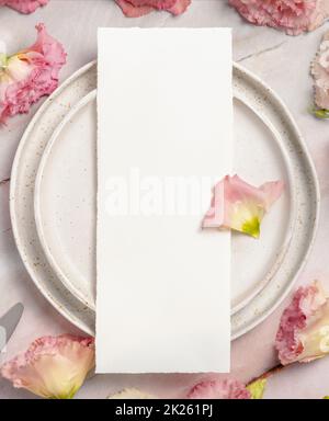 Menu per matrimoni su una piastra in ceramica su un tavolo in marmo Foto Stock