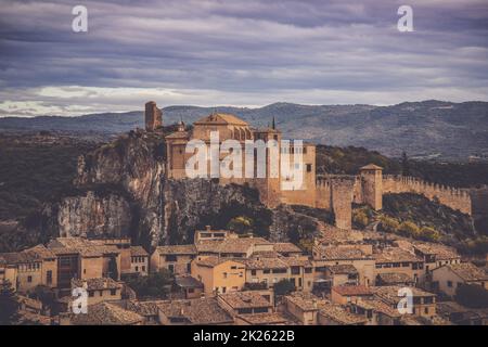 Vista del tipico borgo medievale spagnolo di Alquezar sopra il fiume vera nella regione di Aragona, Huesca, Spagna Foto Stock