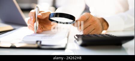 Indagine sulle frodi e verifica fiscale. Investigatore o revisore Foto Stock
