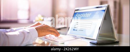 Modulo di registrazione online per la registrazione della mano d'uomo d'affari Foto Stock