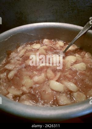 La marmellata di mele viene cotta in una pentola Foto Stock