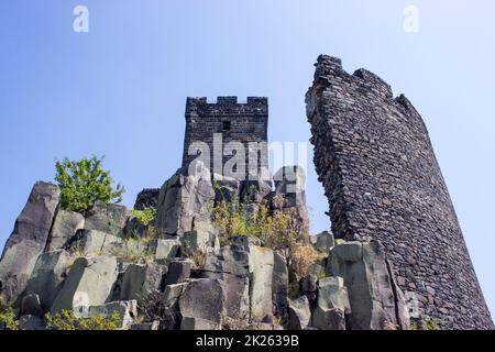 Ruines del castello di Hazmburk, vista sulla torre bianca Foto Stock