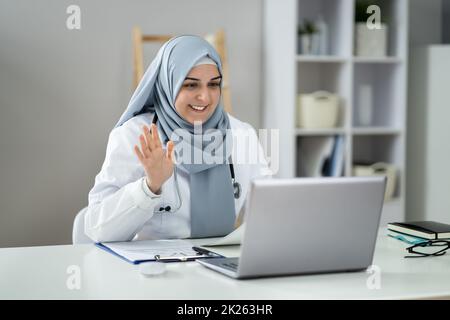 Video di eLearning online di Medical Doctor Holding Foto Stock