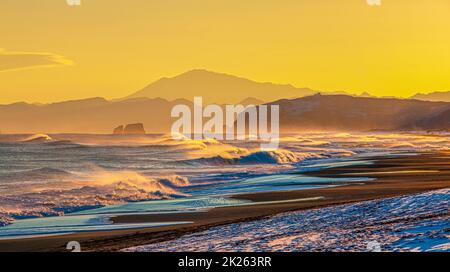 Colorata alba nell'Oceano Pacifico nella penisola di Kamchatka Foto Stock