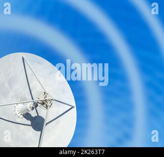 nuova antenna di localizzazione bianca su sfondo blu onda. Foto Stock