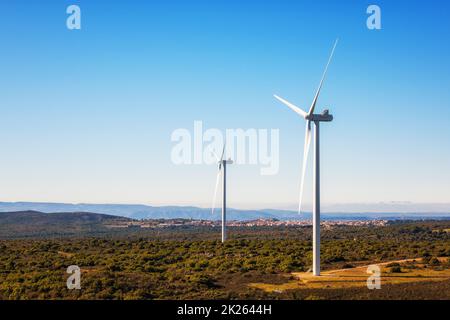 Turbine in una fattoria eolica di montagna. Produzione di energia ecologica. Foto Stock