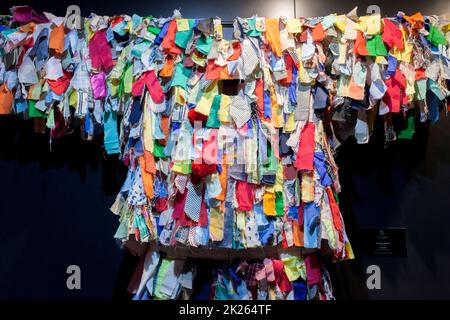 Piornal, Spagna - 9th gennaio 2022: Centro visitatori del festival di Jarramplas. Si vestono nastri o traje de cintas Foto Stock