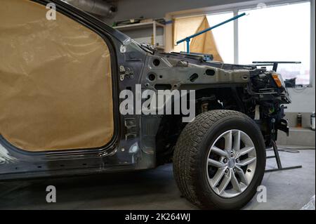 Auto preparata per la verniciatura in carrozzeria Foto Stock