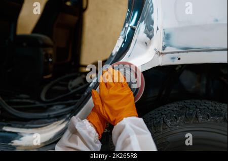 Verniciatura automatica, lucidatura della parte della carrozzeria dell'auto intonacata Foto Stock