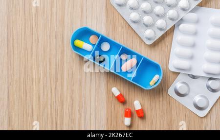 Diverse pillole medicinali e capsule con blister Foto Stock