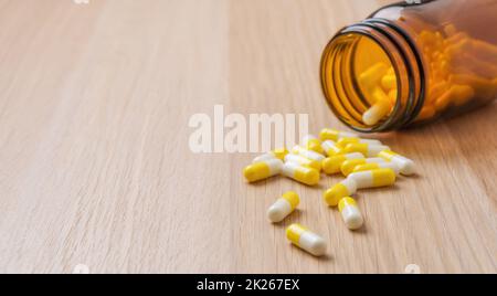 Fuoriuscite di pillole dal flacone con spazio di copia Foto Stock