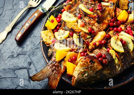 Carpa di pesce preparata con frutta. Foto Stock