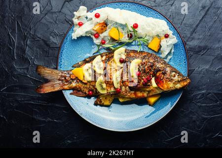 Carpa di pesce preparata con frutta. Foto Stock