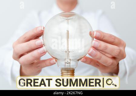 Scrittura visualizzazione testo Grande estate. Idea di affari avere divertimento buon sole andare alla spiaggia godendo all'aperto Lady in vestito che tiene la lampada con due mani che presenta le nuove idee di tecnologia Foto Stock