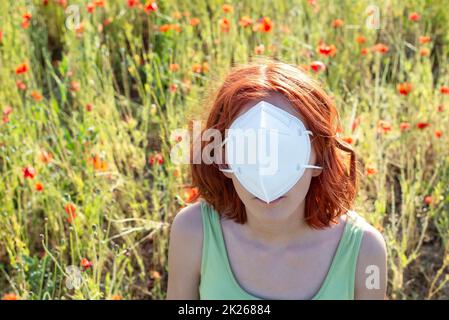 giovane ragazza frustrato con maschera protettiva di fronte al viso Foto Stock